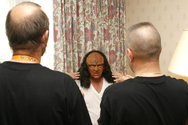 Robert O'Reilly mit Maskenbildner Stewart Lucas und Keith Batt vom britischen Klingonen-Club 'Imperial Klingon Expeditionary Forces'