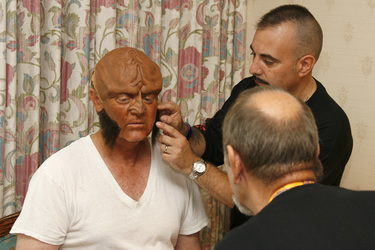 Robert O'Reilly mit Maskenbildner Stewart Lucas und Keith Batt vom britischen Klingonen-Club 'Imperial Klingon Expeditionary Forces'