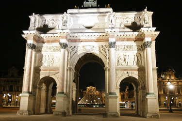 Arc de Triomphe du Carrousel und Louvre