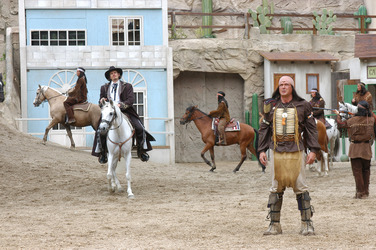 Götz Otto, Joshy Peters