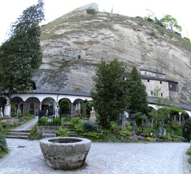 Gräber vor den Felsenkatakomben