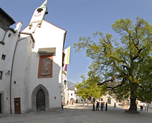 Burghof mit Georgskapelle
