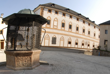 Burghof mit Matthäus-Lang-Zisterne von 1539