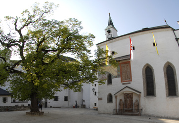 Burghof mit Georgskapelle