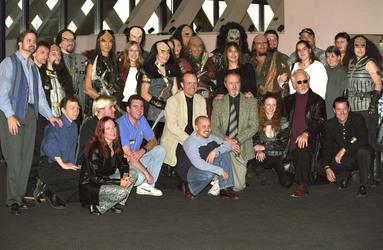 Larry Nemecek, Max Grodénchik, Lolita Fatjo, Richard Arnold, Dwight Schultz, Aron Eisenberg, Robert O'Reilly, Marina Sirtis, J.G. Hertzler, Jeff Rector mit Fans