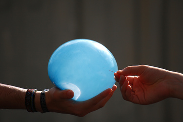 Zerplatzender Ballon mit Wasser gefüllt