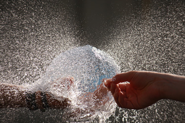 Zerplatzender Ballon mit Wasser gefüllt