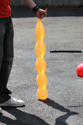 Zerplatzender Ballon mit Wasser gefüllt