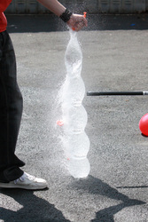 Zerplatzender Ballon mit Wasser gefüllt