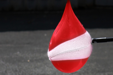 Zerplatzender Ballon mit Wasser gefüllt