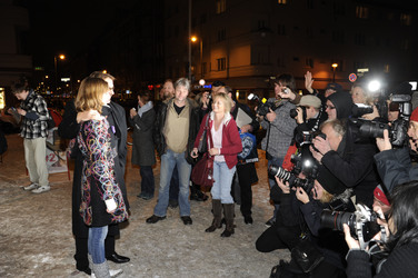Carolyn Genzkow, Götz George mit Fotografen