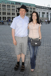 Gunther von Hagens mit Begleitung