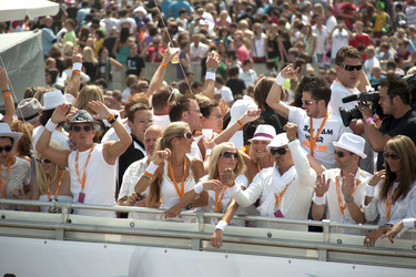 Fans auf der Loveparade 2010