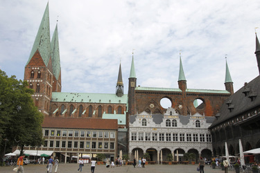 Rathausmarkt mit Marienkirche und Rathaus