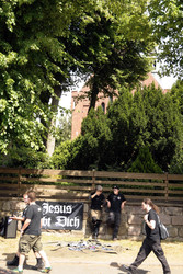 Rockfans im Dorf Wacken