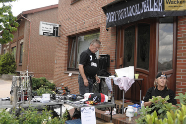 Rockfans im Dorf Wacken