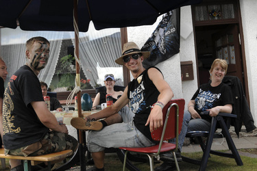 Rockfans im Dorf Wacken