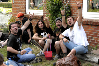 Rockfans im Dorf Wacken