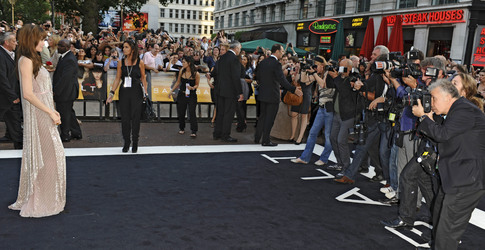 Angelina Jolie mit Fotografen