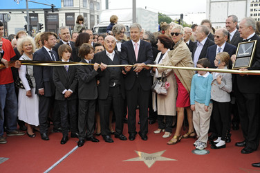 Klaus Wowereit mit zahlreichen Prominenten