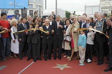 Klaus Wowereit mit zahlreichen Prominenten