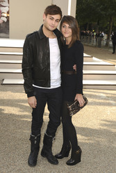 Douglas Booth mit Begleitung