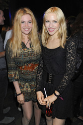 Julia Dietze mit Freundin