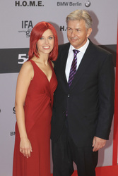 Klaus Wowereit mit Eva (Miss IFA)