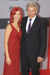 Klaus Wowereit mit Eva (Miss IFA)