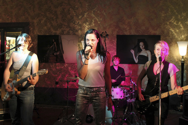 Chantal de Freitas mit Band