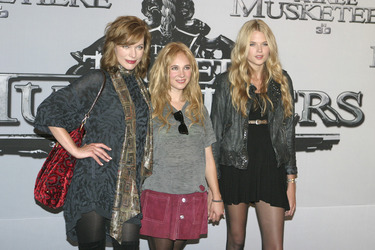 Milla Jovovich, Juno Temple, Gabriella Wilde