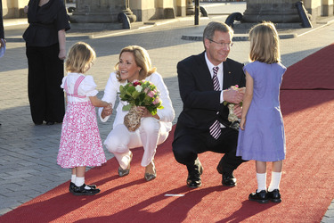 Christian Wulff und Gattin Bettina werden von den Kindern Marla Charlotte Badge (3 Jahre) und Sophia Julie Langner (4 Jahre) begrüßt