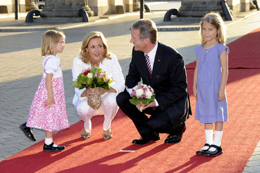 Christian Wulff und Gattin Bettina werden von den Kindern Marla Charlotte Badge (3 Jahre) und Sophia Julie Langner (4 Jahre) begrüßt