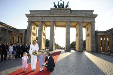Christian Wulff und Gattin Bettina werden von den Kindern Marla Charlotte Badge (3 Jahre) und Sophia Julie Langner (4 Jahre) begrüßt
