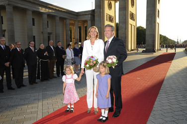 Christian Wulff und Gattin Bettina werden von den Kindern Marla Charlotte Badge (3 Jahre) und Sophia Julie Langner (4 Jahre) begrüßt