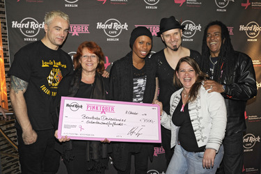 Skunk Anansie mit Renate Haidinger ( Brustkrebs Deutschland e.V.) und Tina Lange ( Hard Rock Cafe )