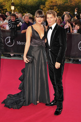 Janina Uhse mit Begleitung