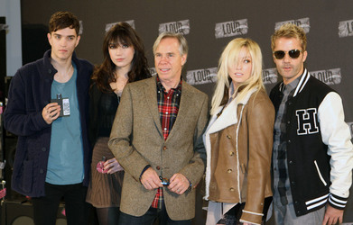 Josh Beech, Daisy Lowe, Tommy Hilfiger und die Ting Tings (Katie White, Jules De Martino)