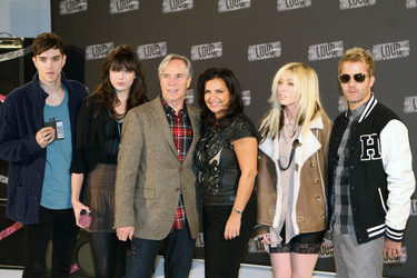 Josh Beech, Daisy Lowe, Tommy Hilfiger, Veronique Gabai und die Ting Tings (Katie White, Jules De Martino)