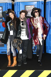 Jeff Tremaine mit Begleitung