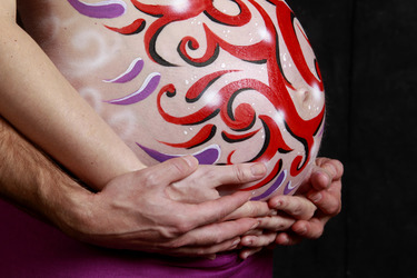 Hände am Bauch / Hands on the belly