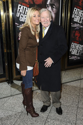Leslie Phillips mit Begleitung