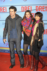 Tom Tykwer mit Ehefrau Marie Steinmann und Gast