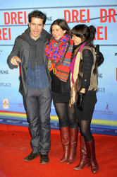 Tom Tykwer mit Ehefrau Marie Steinmann und Gast
