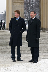 Henry Mountbatten-Windsor / Prinz Harry, Simon McDonald