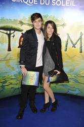 Douglas Booth mit Begleitung
