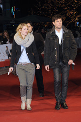 Tobey Wilson mit Begleitung