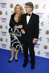 Jerry Hall mit Begleitung