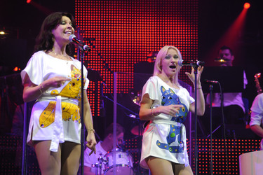 Katja Nord als Anni-Frid, Camilla Hedren als Agnetha