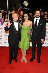 Bruce Forsyth mit Begleitung